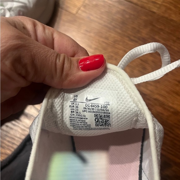 Size 4 air max in great condition. - Picture 6 of 6